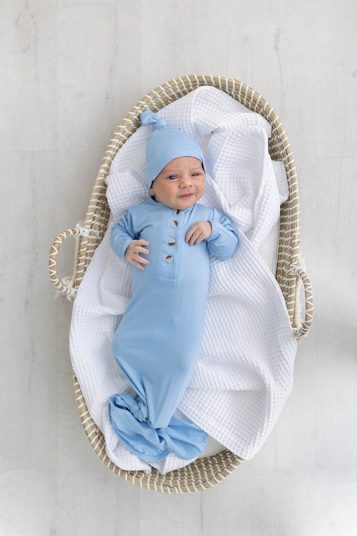 (Newborn-3 Months) Knotted Baby Gown and Hat Bundle